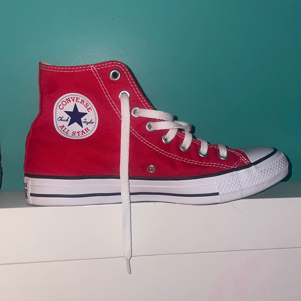 Women’s red converse size 8.5